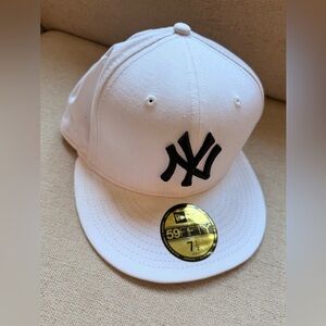 New Era 59Fifty New York Yankees State Stitch Fitted
Hat white